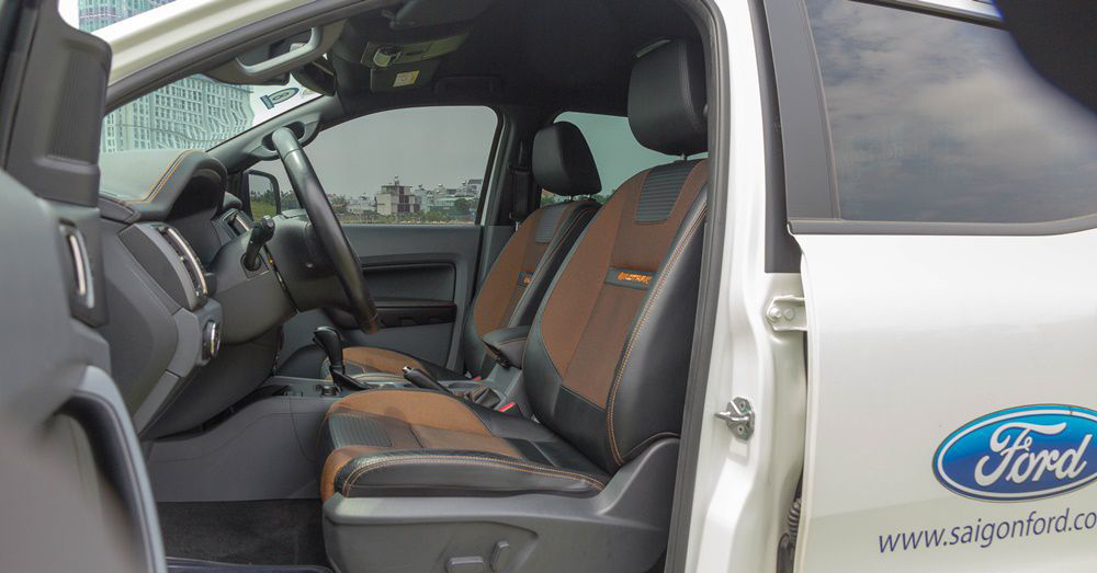 hàng ghế trước của xe Chevrolet Colorado 2017 và Ford Ranger 2017