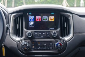 hệ thống giải trí của xe Chevrolet Colorado 2017 và Ford Ranger 2017
