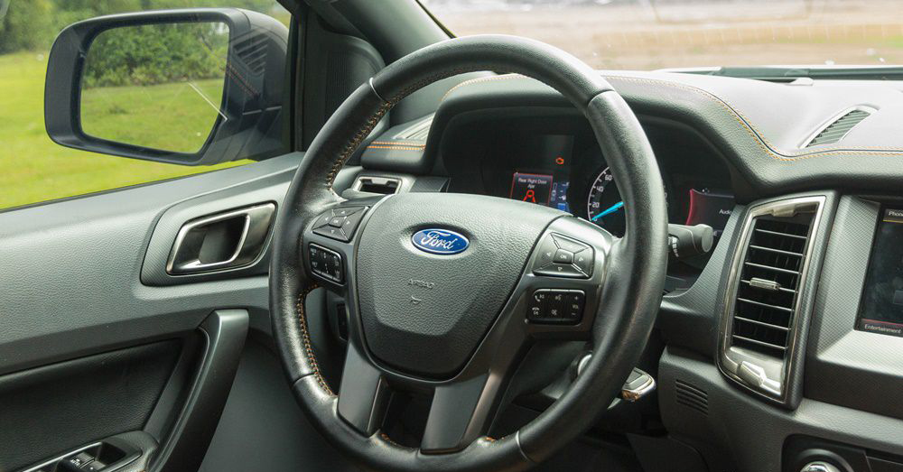 thiết kế vô-lăng xe Chevrolet Colorado 2017 và Ford Ranger 2017