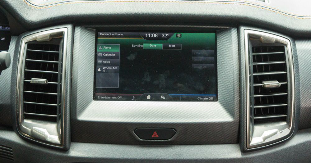 trang bị giải trí của xe Chevrolet Colorado 2017 và Ford Ranger 2017