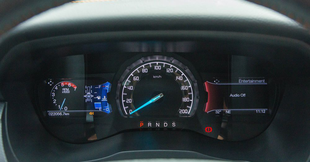 thiết kế cụm đồng hồ xe Chevrolet Colorado 2017 và Ford Ranger 2017