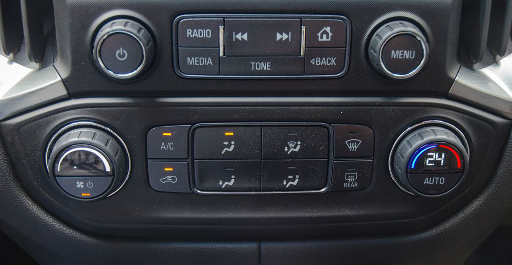 tính năng giải trí của xe Chevrolet Colorado 2017 và Ford Ranger 2017