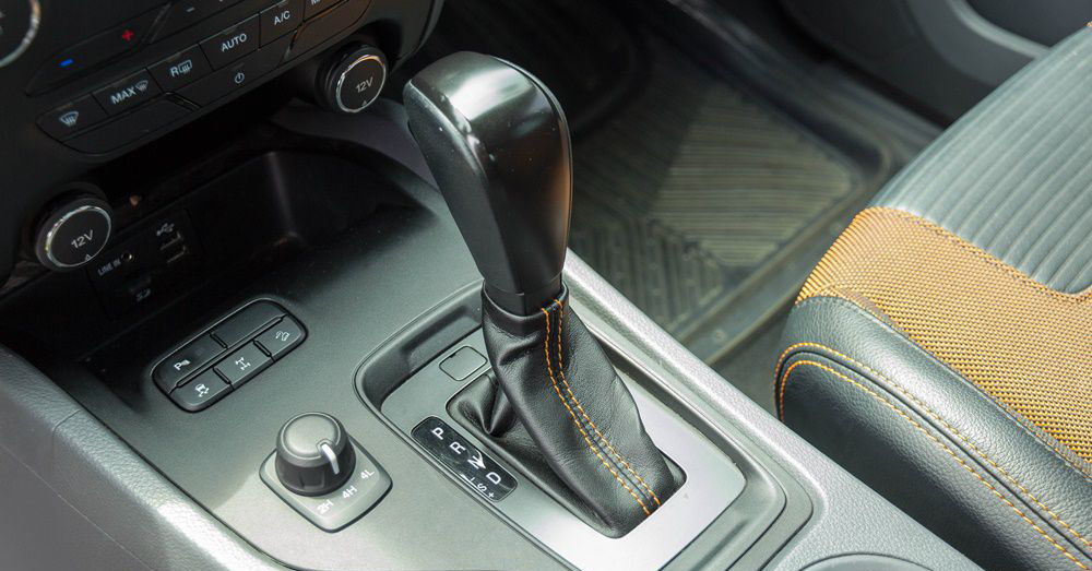 lẫy chuyển số của xe Chevrolet Colorado 2017 và Ford Ranger 2017