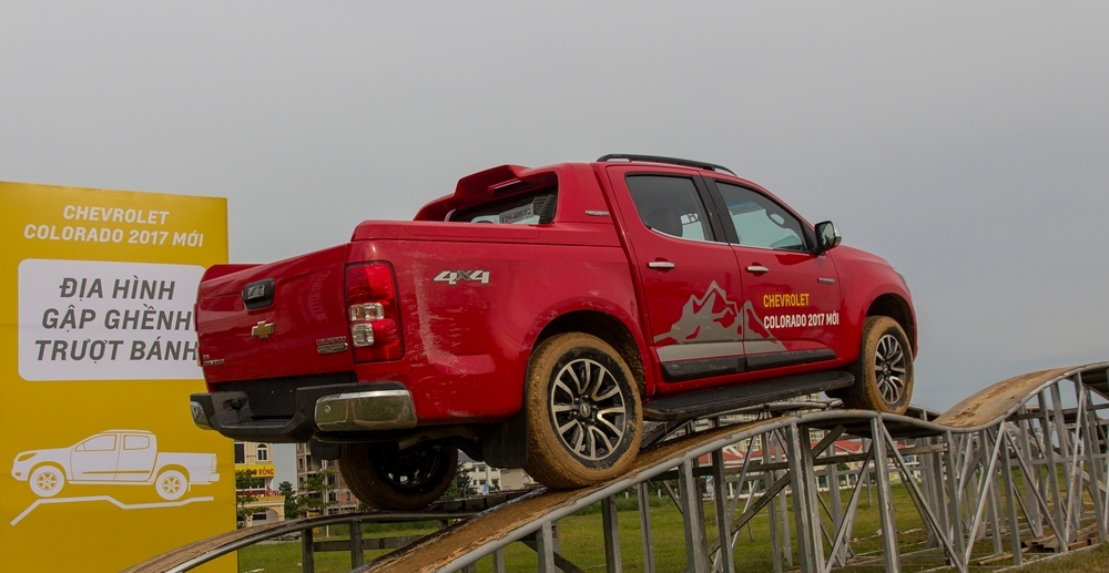 đuôi xe Chevrolet Colorado 2017 và Ford Ranger 2017
