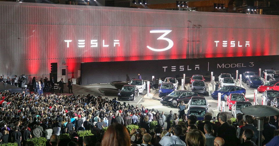 Tesla sa thải nhân viên