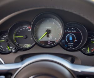 cụm đồng hồ trên Porsche Cayenne 2017