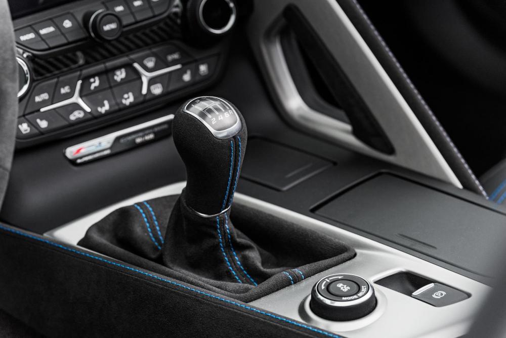 Thiết kế cabin nổi bật với những đường chỉ xanh của Chevrolet Corvette Carbon 65 2018