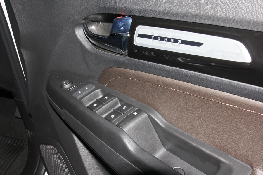 Chevrolet Colorado Centennial Limited được gắn huy hiệu 100 năm ở cánh cửa xe Ra mắt Chevrolet Colorado Centennial Limited