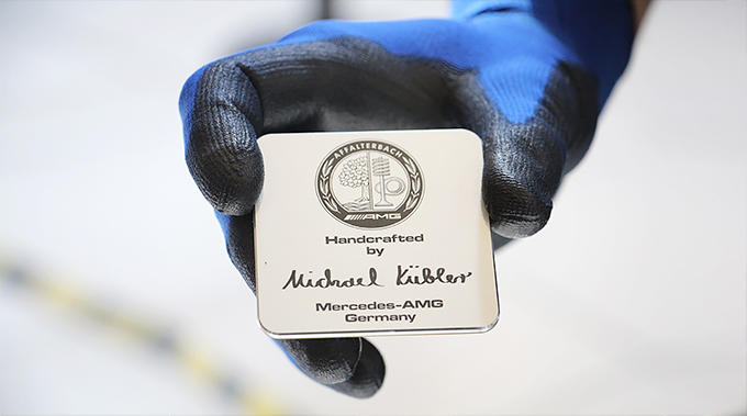 Động cơ của Mercedes-AMG được làm bằng tay và có chữ ký của kỹ thuật viên Động cơ của Mercedes-AMG được làm bằng tay và có chữ ký của kỹ thuật viên
