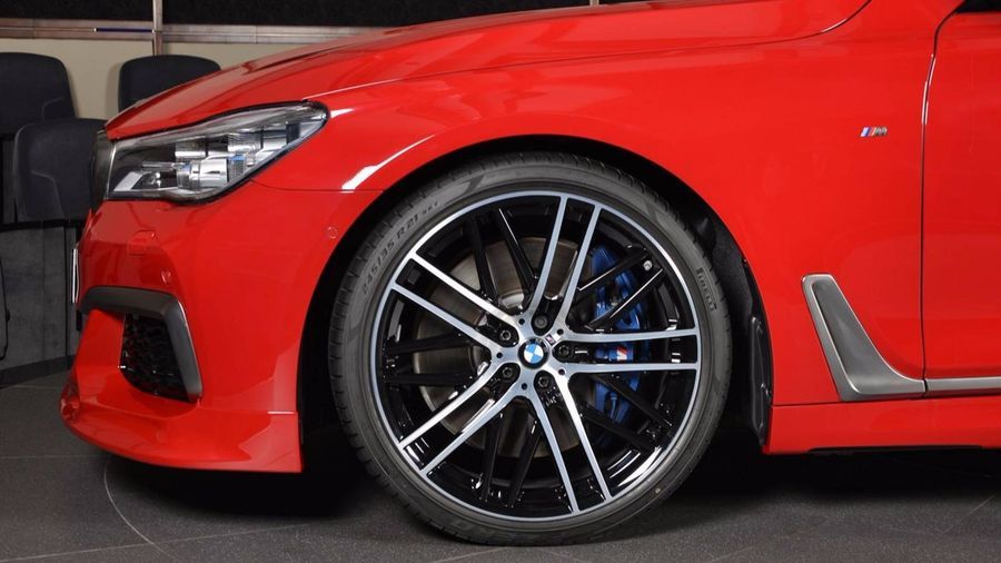 BMW M760Li xDrive cài đặt vành xe 5 chấu tiêu chuẩn BMW M760Li xDrive 5