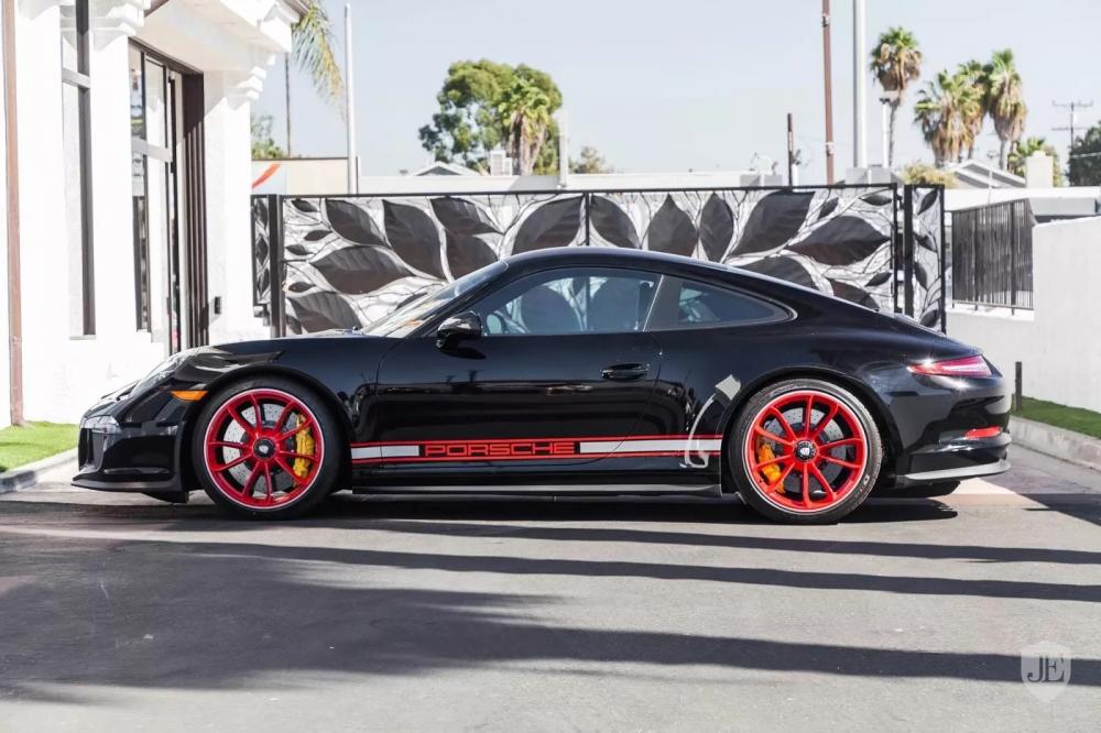 Thiết kế thân xe Porsche 911 R