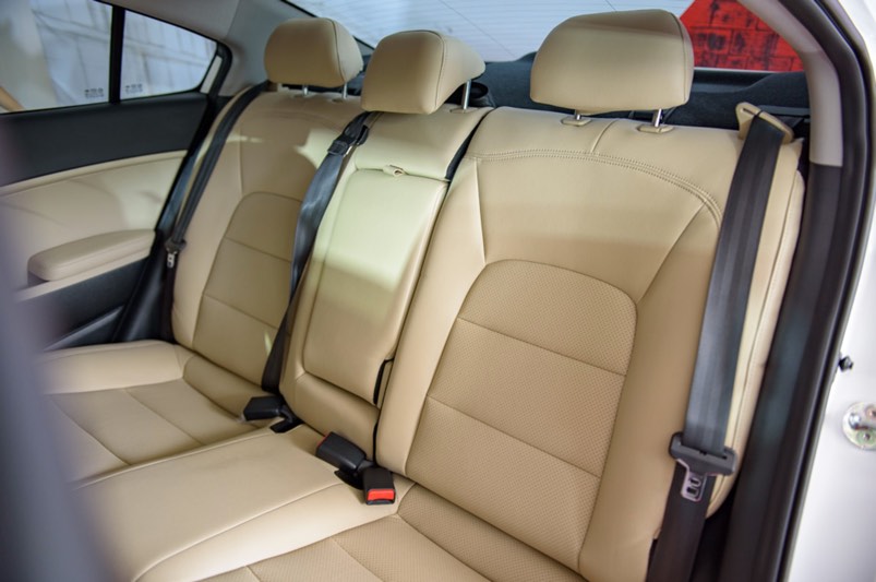 hàng ghế sau của Chevrolet Cruze 2017 và Kia Cerato 2017