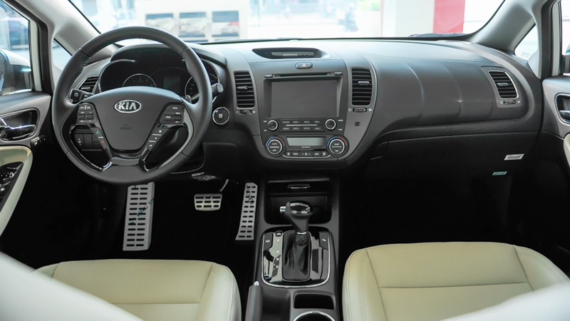 nội thất của Chevrolet Cruze 2017 và Kia Cerato 2017