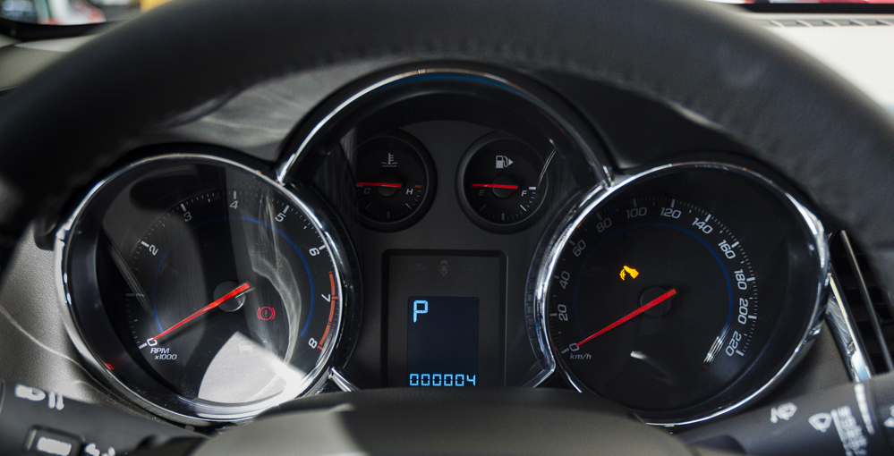 thiết kế cụm đồng hồ của Chevrolet Cruze 2017 và Kia Cerato 2017