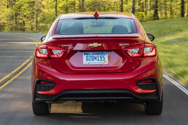 đuôi xe của Chevrolet Cruze 2017 và Kia Cerato 2017