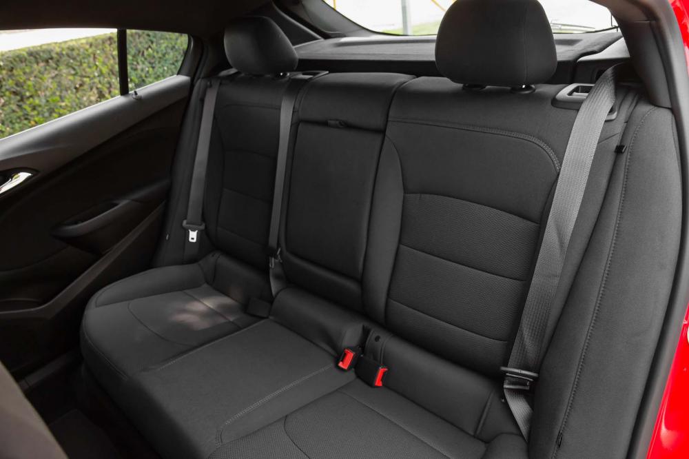 thiết kế hàng ghế sau của Chevrolet Cruze 2017 và Kia Cerato 2017