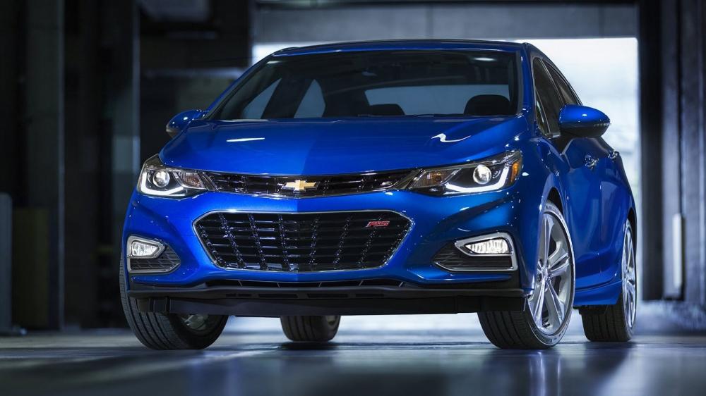 đầu xe của Chevrolet Cruze 2017 và Kia Cerato 2017