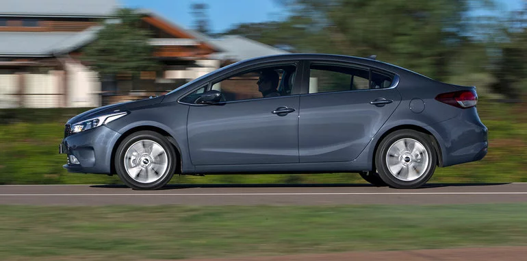 thiết kế thân xe của Chevrolet Cruze 2017 và Kia Cerato 2017