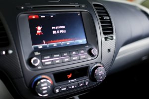 hệ thống giải trí của Chevrolet Cruze 2017 và Kia Cerato 2017 