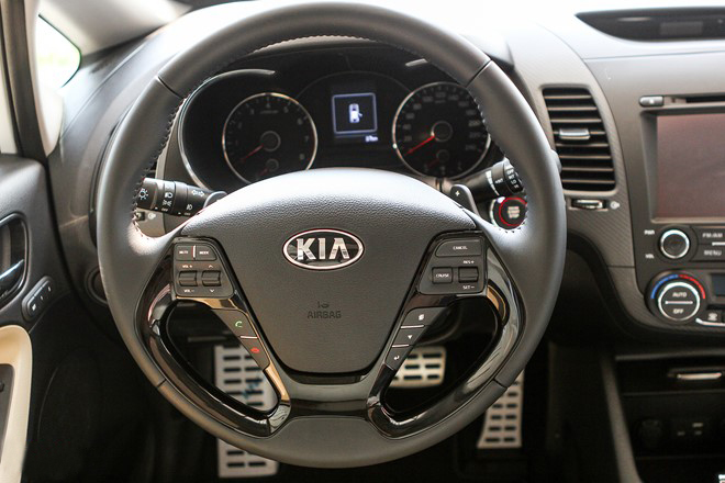 thiết kế vô-lăng của Chevrolet Cruze 2017 và Kia Cerato 2017