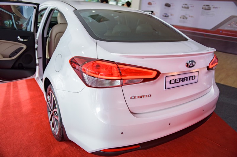 thiết kế đuôi xe của Chevrolet Cruze 2017 và Kia Cerato 2017