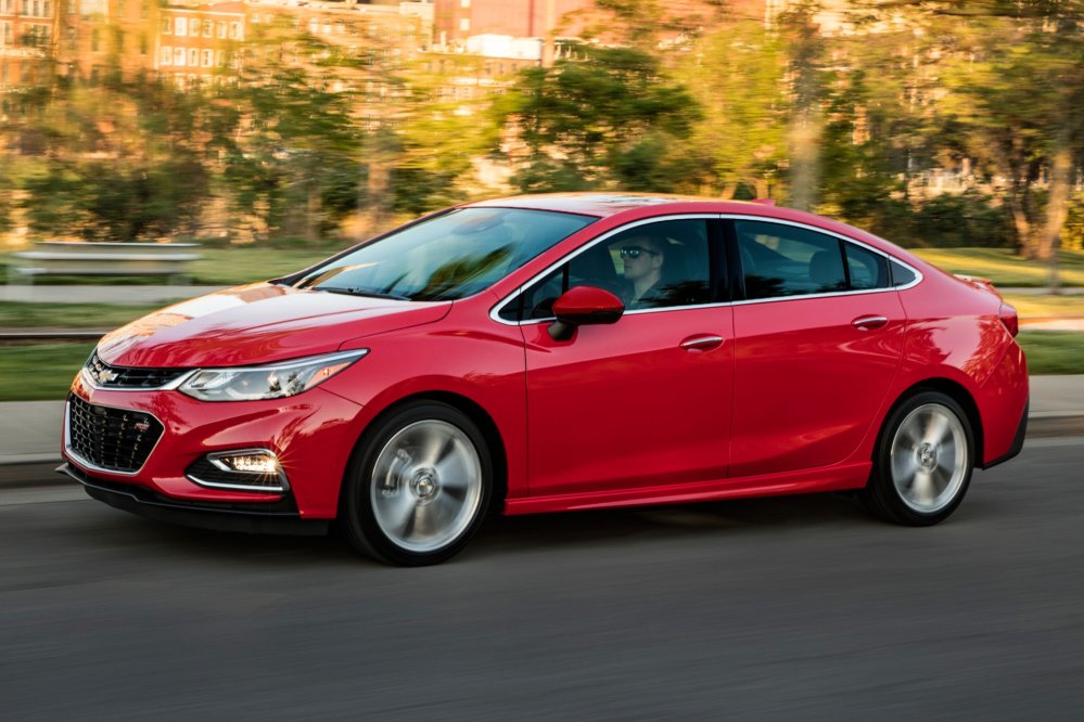 thân xe của Chevrolet Cruze 2017 và Kia Cerato 2017