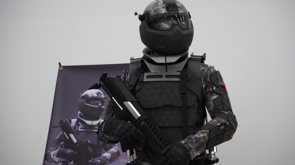 Khung trợ lực Exoskeleton hỗ trợ công nhân Ford trong lắp ráp xe Ford sử dụng khung trợ lực Exoskeleton