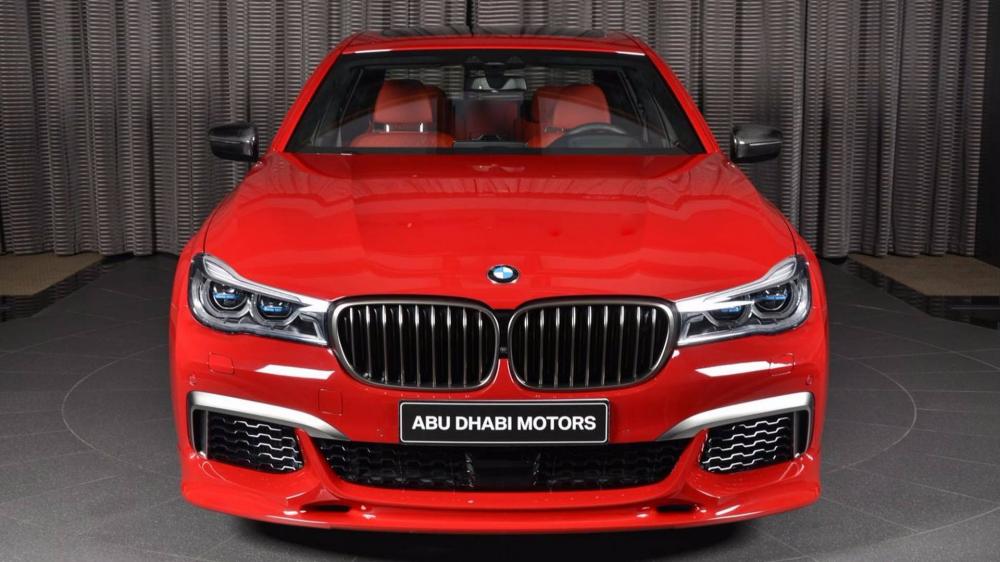 BMW M760Li xDrive khoe bộ cánh mới tại Abu Dhabi 1
