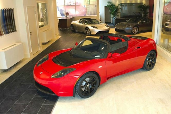 Bộ sưu tập xe hơi của ông Trump với Tesla Roadster 