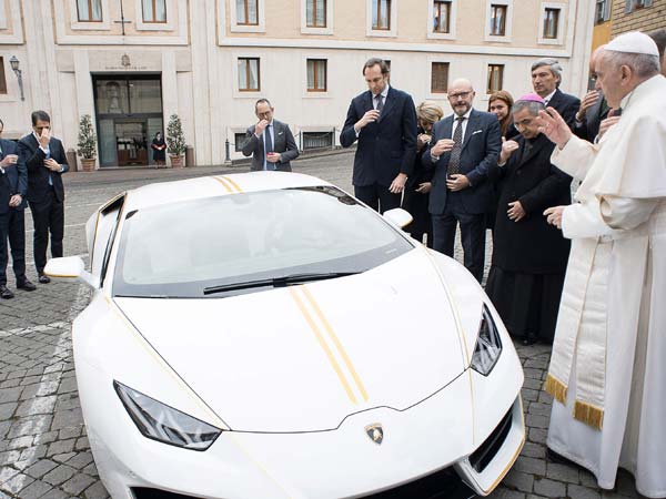 Lamborghini Huracan RWD nhận lời chúc phúc
