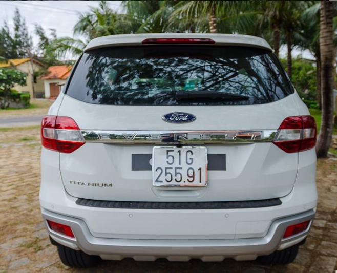 So sánh thiết kế đuôi xe của Toyota Fortuner 2017 và Ford Everest 2016 thiết kế đuôi xe của Toyota Fortuner 2017 và Ford Everest 2016