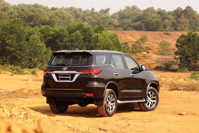 So sánh đuôi xe của Toyota Fortuner 2017 và Ford Everest 2016 đuôi xe của Toyota Fortuner 2017 và Ford Everest 2016