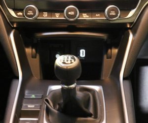 So sánh thiết kế lẫy chuyển số của Honda Accord 2018 và Toyota Camry 2018 thiết kế lẫy chuyển số của Honda Accord 2018 và Toyota Camry 2018