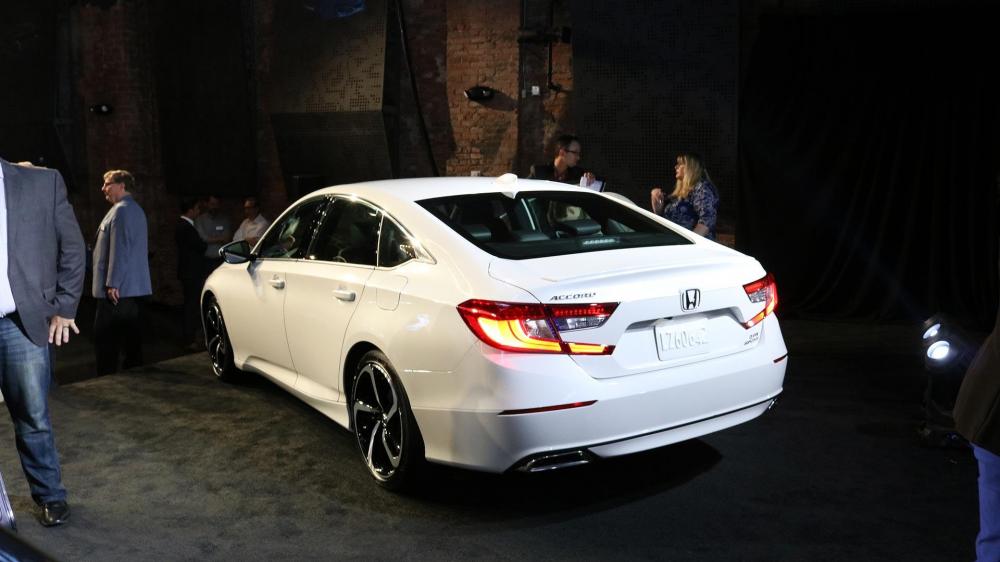 So sánh thiết kế đuôi xe của Honda Accord 2018 và Toyota Camry 2018 thiết kế đuôi xe của Honda Accord 2018 và Toyota Camry 2018