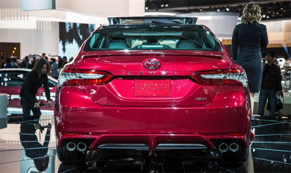 So sánh đuôi xe của Honda Accord 2018 và Toyota Camry 2018 đuôi xe của Honda Accord 2018 và Toyota Camry 2018