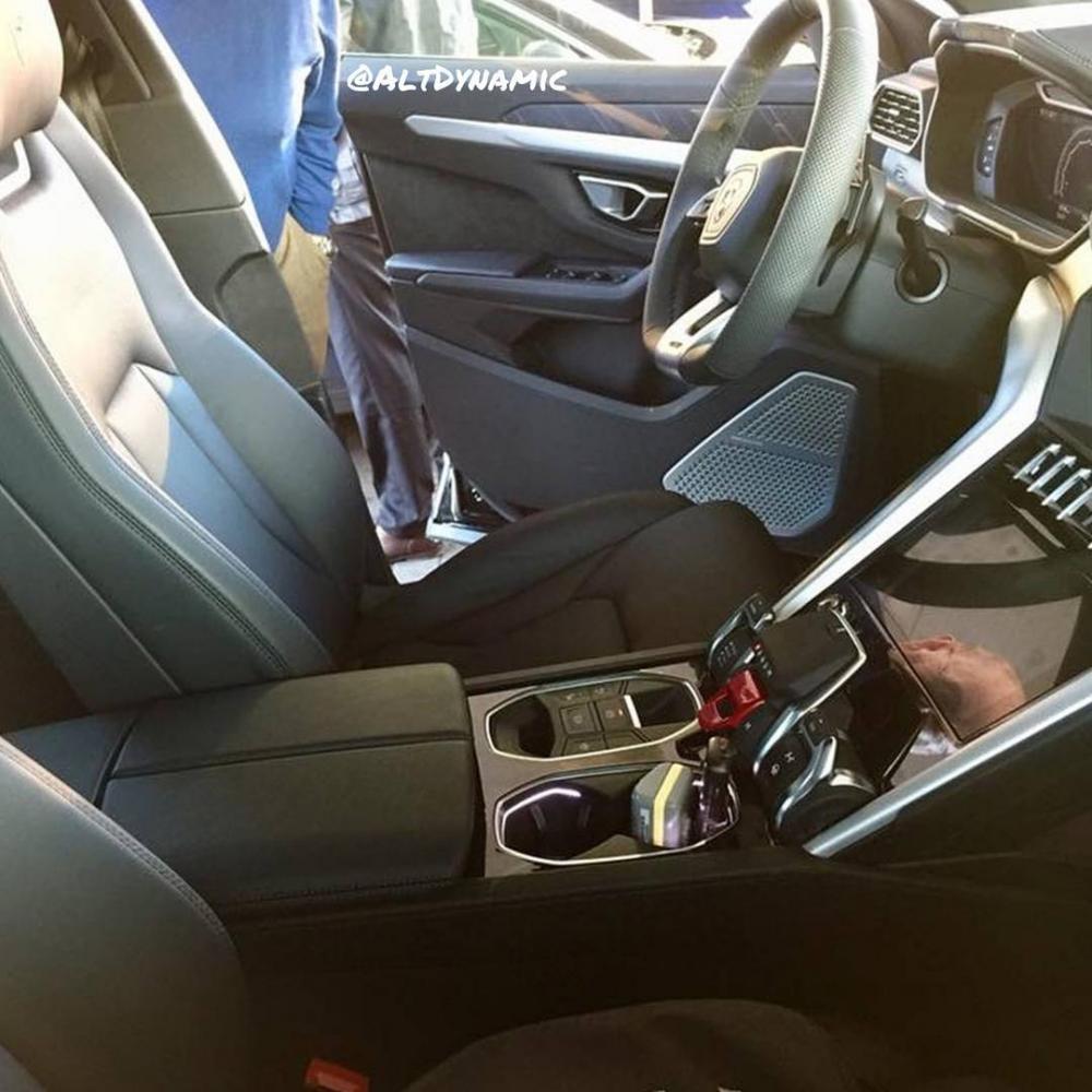 Siêu SUV Lamborghini Urus lộ rõ nội thất trước ngày ra mắt