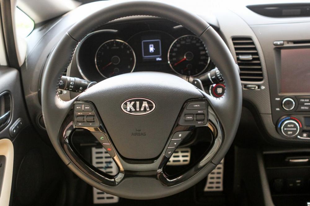 So sánh thiết kế vô-lăng của Toyota Corolla Altis 2017 và Kia Cerato 2017 thiết kế vô-lăng của Toyota Corolla Altis 2017 và Kia Cerato 2017