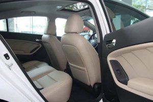 So sánh hàng ghế sau của Toyota Corolla Altis 2017 và Kia Cerato 2017 hàng ghế sau của Toyota Corolla Altis 2017 và Kia Cerato 2017