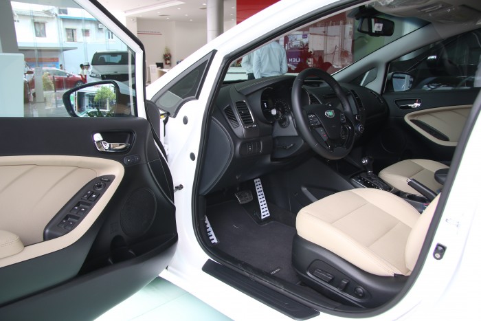 So sánh thiết kế ghế ngồi của Toyota Corolla Altis 2017 và Kia Cerato 2017 thiết kế ghế ngồi của Toyota Corolla Altis 2017 và Kia Cerato 2017