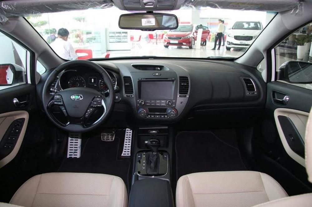 So sánh thiết kế nội thất Toyota Corolla Altis 2017 và Kia Cerato 2017 thiết kế nội thất Toyota Corolla Altis 2017 và Kia Cerato 2017