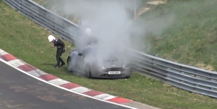 Aston Martin Vantage V12 bốc khói trong trong cuộc chạy thử nghiệm - Thoát hiểm