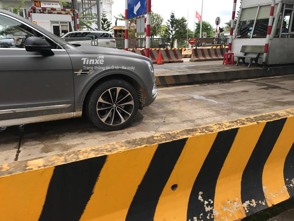 Chiếc Bentley Bentayga đại gia Trung Nguyên sở hữu la-zăng đa chấu kép Chiếc Bentley Bentayga đại gia Trung Nguyên sở hữu la-zăng đa chấu kép