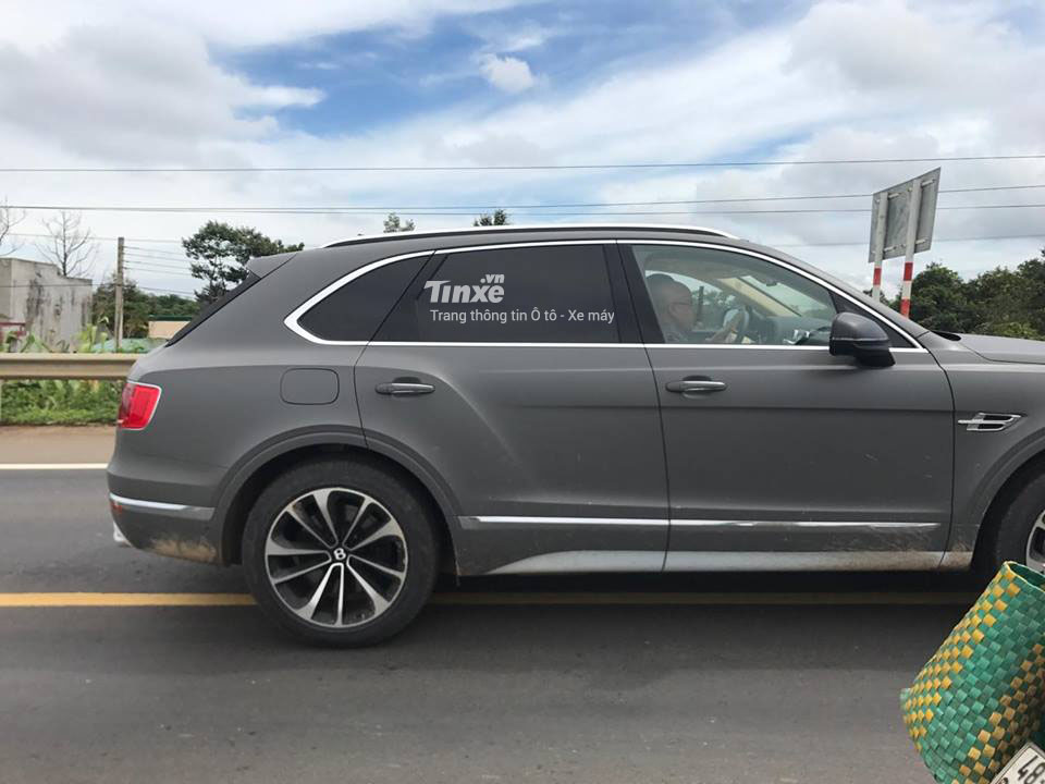 Đại gia Trung Nguyên ngồi trong Bentley Bentayga Đại gia Trung Nguyên ngồi trong Bentley Bentayga