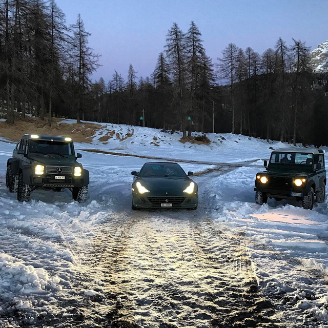 Thánh cuồng màu xanh tậu thêm siêu xe Bugatti Chiron độc đáo