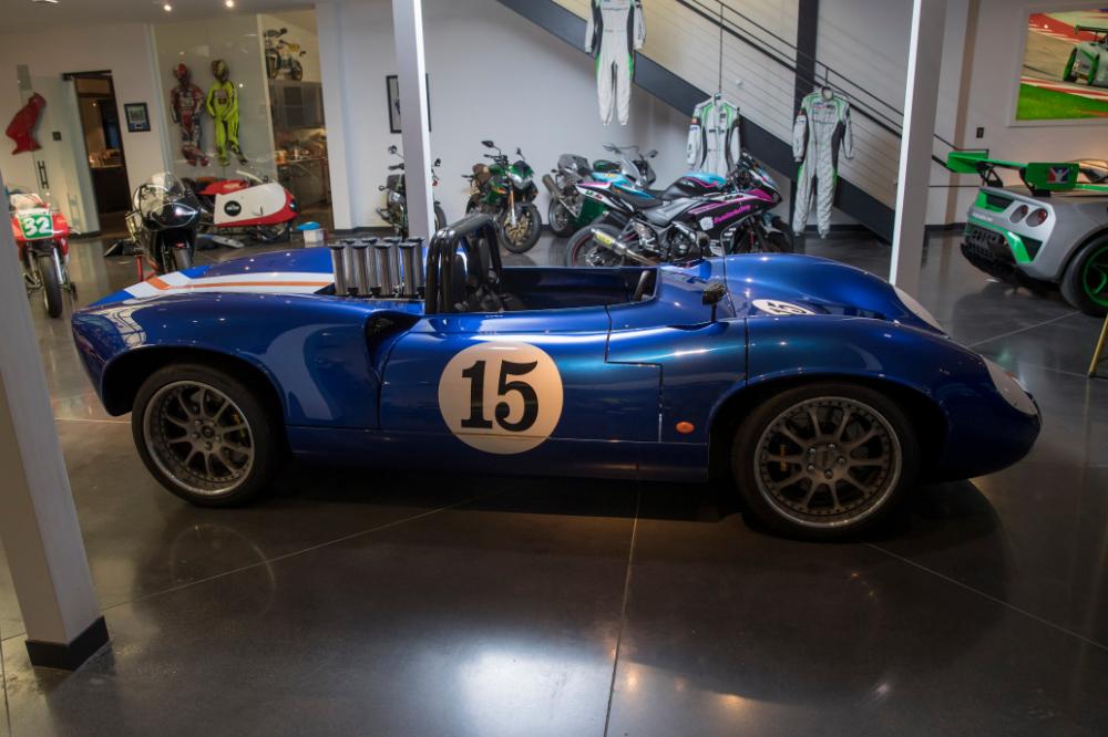 Alan Wilzig Doanh nhân ghét xe Đức chi 3 triệu USD để biến sân sau của nhà riêng thành đường đua Công thức 1