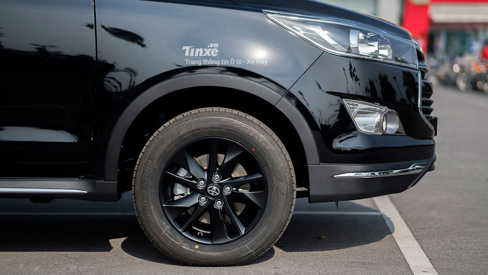 Cận cảnh Toyota Innova Venturer 2.0 mới ra mắt Việt Nam