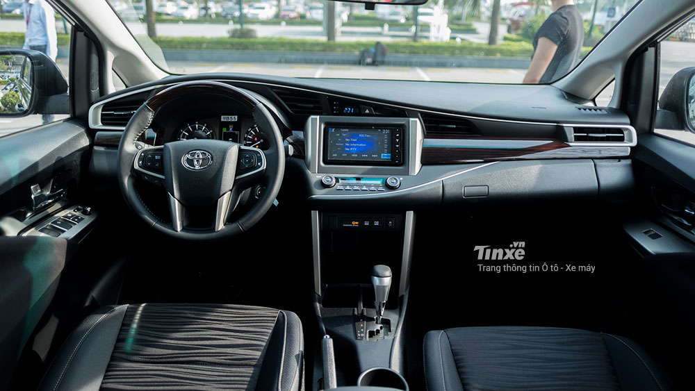 Cận cảnh Toyota Innova Venturer 2.0 mới ra mắt Việt Nam