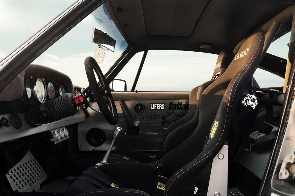 Nội thất của Porsche 911 bản độ được tân trang cứng cáp hơn Nội thất của Porsche 911 bản độ