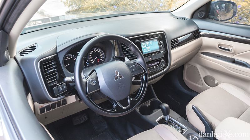 Đánh giá xe Mitsubishi Outlander 2017: Sự lựa chọn hoàn hảo cho quý ông Đánh giá xe Mitsubishi Outlander 2017: Sự lựa chọn hoàn hảo cho quý ông