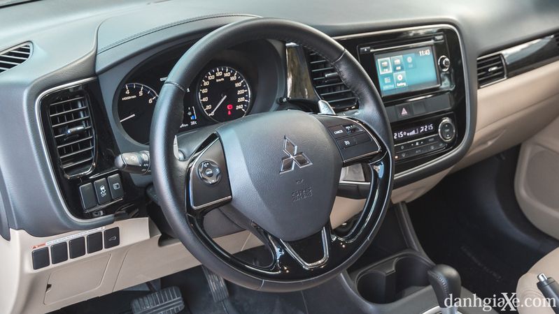 Đánh giá xe Mitsubishi Outlander 2017: Sự lựa chọn hoàn hảo cho quý ông Đánh giá xe Mitsubishi Outlander 2017: Sự lựa chọn hoàn hảo cho quý ông